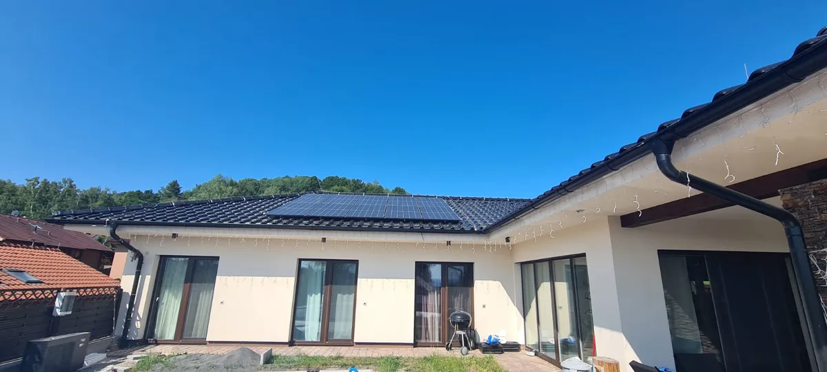 Střešní fotovoltaická instalace na rodinném domě