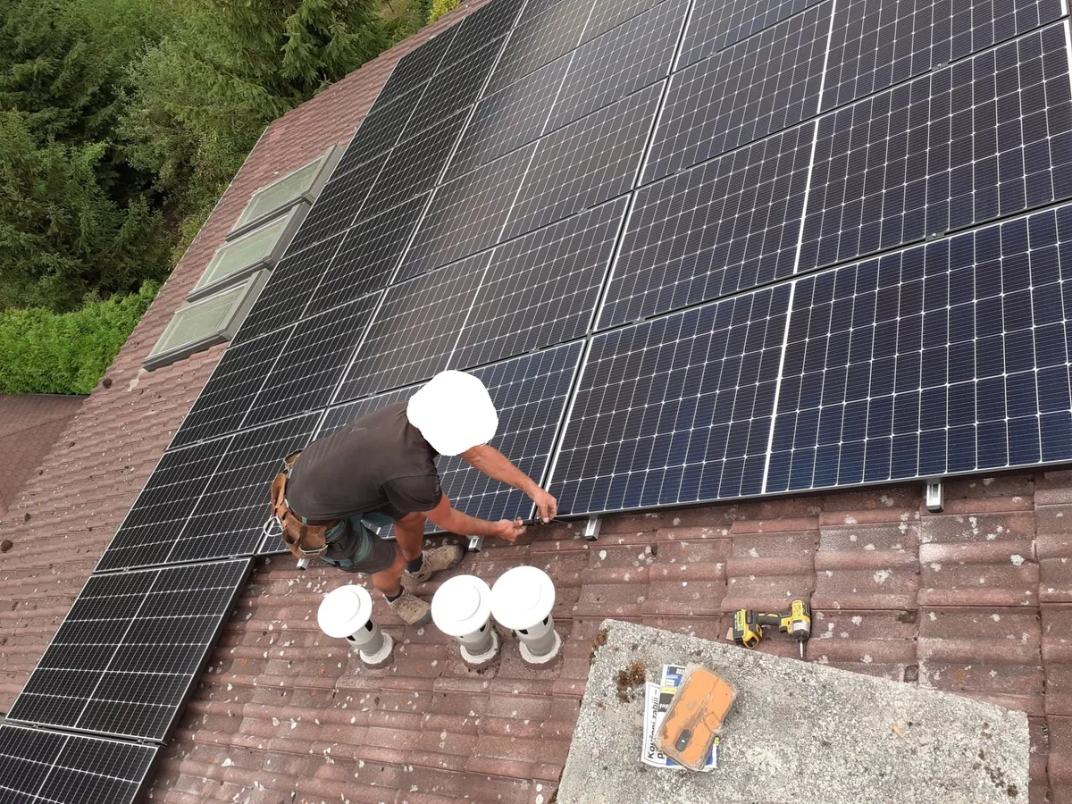 Montáž solárních panelů na střeše