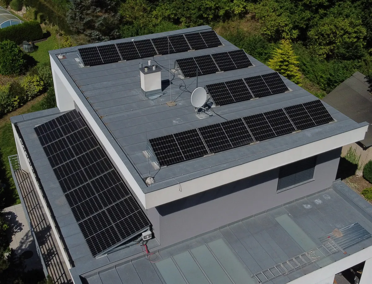 Celkový pohled na solární instalaci